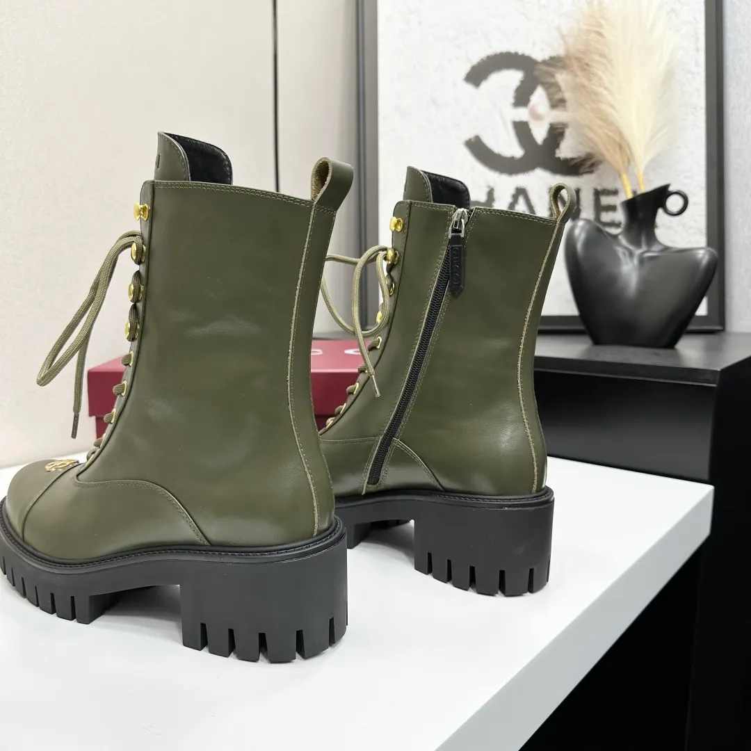 👟👟Ex-factory price 840👟👟 Highest version 2025 Gucci autumn and winter latest GUCCI mid-heel grooved thick-soled horsebit ankle Chelsea boots 🆙Purchase level high-end boutique goods🆙 This short boots is ingenious and combines the fashionable elements of boots and moccasins, with lightweight foam rubber groove soles , archive patterns continue to shine in Gucci’s new series, and the classic horsebit-shaped accessories highlight the brand’s equestrian heritage. It doubles the charm of the entire design and injects exquisite sophistication into daily shoes 😘 Fabric: Imported calfskin + embossed craftsmanship Inner/foot pads: Shuiqi cowhide Outsole: 1:1 mold rubber foam high toughness 4.5 cm thick sole Absolutely not heavy or rigid, nor will it collapse All materials and processes are consistent with the Y version Size: 35-42 standard code 404142 customized Heel height: 4.5CM Forefoot 2.5 cm Packaging: High-end packaging at the counter